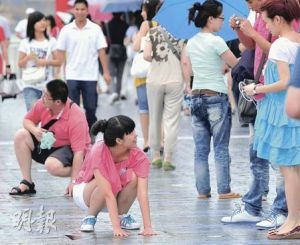不少穿裙的女遊客在香港星光大道都會蹲下與明星手印拍照，有偷拍者利用此機會不時埋伏附近偷拍走光照片。