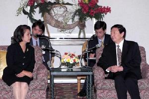 1999年11月27日，中國國務院總理朱鎔基在馬尼拉會見菲律賓副總統阿羅約。