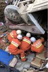 2·20江西贛州客車側翻事故