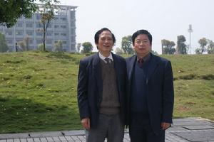 陳書良教授（左一）