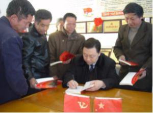 2005年04月21日  作者焦歌向農村黨員簽名贈書(2006年）