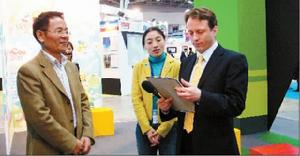 胡來友（左）在東京展會接受海外記者採訪