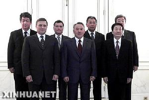 納扎爾巴耶夫會見出席會議的各國總理