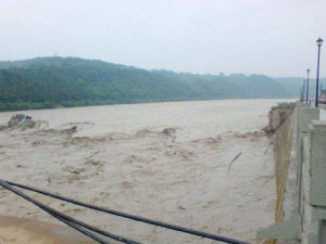 江油盤江大橋被洪水完全沖毀 僅殘留橋墩