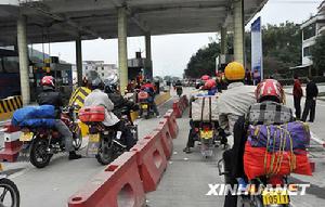 騎機車返鄉過年的廣西農民工在封開縣長崗收費站