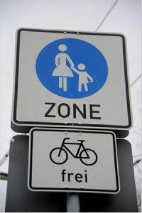 （圖）許多居民有可以安在腳踏車後面的拖車用來裝小孩子或者雜物。有些地區不僅無汽車，甚至連腳踏車也限行