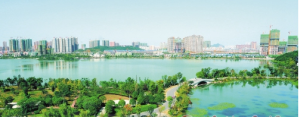梅溪湖國際新城片區，樹綠水清。