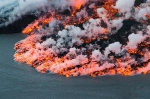 巴達本加火山噴出熔岩