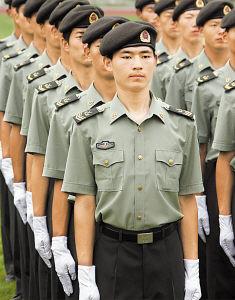 著夏常服的陸軍士官