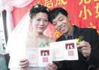 性人章琳和她的丈夫向眾人展示他們的結婚證書