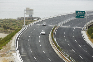 在惠深沿海高速路上，無敵海景撲面而來。