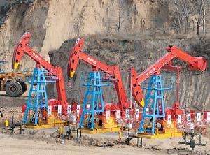 12月13日，中石油長慶油田採油七廠白435擴井組正在進行原油生產。