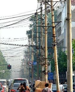 經八路上線桿密集，線纜交錯，凌亂不堪