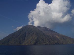 斯特龍博利島