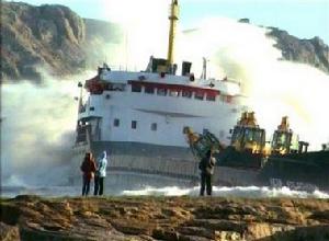 （圖）在刻赤海峽，一艘輪船被狂風吹得撞到岩石上。