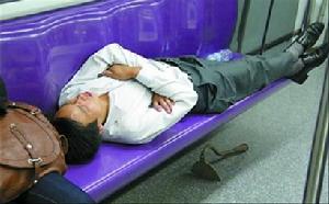 一些乘客在捷運車廂內睡姿不雅