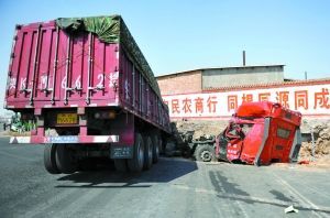 事故現場的貨車“身首異處”