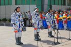 身著艙內航天服的“神九”太空人