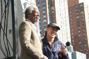 （圖）亞太裔美國人聯盟2005年特別邀請了李連杰參加助興，並表彰了李連杰熱心公益的精神。