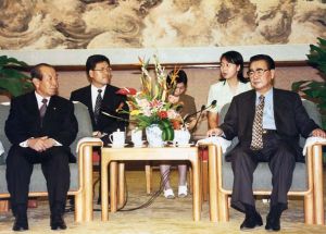 1999年8月26日，李鵬會見來訪的韓國國會前議長、大國家黨顧問金守漢。　 　