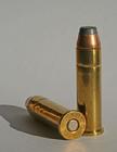 採用中央式底火的.357直壁式凸緣麥格農子彈（rimmed，wall shell，.357 Mag cartridge）；彈頭為平軟頭型（flat-nosed softpoint）空尖彈，左邊彈殼底板中央銀白色的金屬即為底火杯。