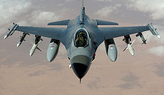 於伊拉克上空飛行的F-16使用空戰武裝掛載