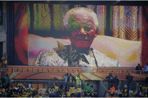 南非前總統曼德拉因為曾孫女去世未能參加開幕式，但當R＆B歌手迪馬西·莫雷演唱曼德拉填詞的《希望》時，現場還是一片歡騰，體育場超大螢幕上出現了曼德拉的巨幅影像。對於南非，曼德拉其實無處不在。