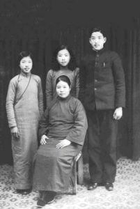 1935年，左克（左一）與二姐裘振蘭、大哥裘振鋼與二姨母尹銳志（前坐者）在杭州合影。