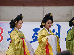 （圖）朝鮮王朝‎時期王族婦女的加髢樣式（今人模擬）