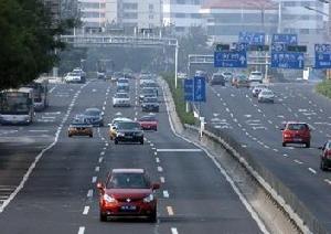 （圖）汽車在北京西二環行駛