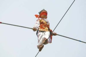 3歲神童高空濛眼倒走鋼絲