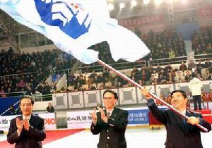 齊齊哈爾市市長接過冬運會會旗