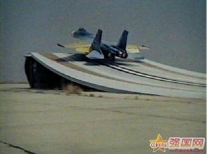 （圖）國殲擊機J-11B 陸上做航母 滑躍起飛 試驗