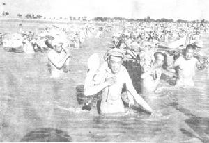 （圖）1949年5月20日，解放軍強渡渭河。
