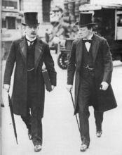 1907年與邱吉爾（右）在一起