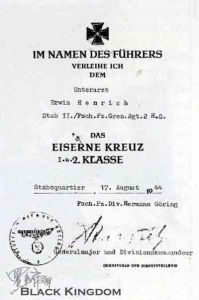 1944年8月17日，授予著名的空軍Hermann   Goring裝甲師第2裝甲空降團的醫療勤務兵Erwin   Henrich，EK2/EK1同時獲獎的證明檔案，極端罕見晚期樣式。可以想像，在執行任務時這名醫務兵做出了多么勇敢的行為和卓越的貢獻，而足以使他同時獲得兩份榮耀。