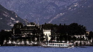 2004年6月3－6日，彼爾德伯格俱樂部成員在義大利Stresa小鎮風景如畫的Borromees小島上舉行會議。這個成立於1954年的俱樂部，50年來商討了許多重要的世界議題，被譽為世界上最有權力的精英俱樂部。