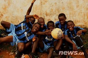 （圖）喀麥隆足球從娃娃抓起