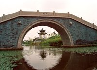 月明橋：竹西公園內。隋唐時名橋，現橋為80年代末、90年代初新建。竹西公園北蜀岡上，原有禪智寺