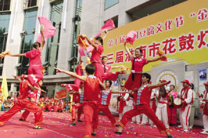 節慶期間精彩的花鼓燈表演。