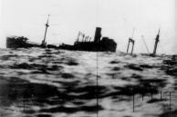 無限制潛艇戰中被德國擊沉的商船，拍自德國潛艇的潛望鏡