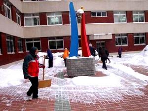 學校小操場掃雪