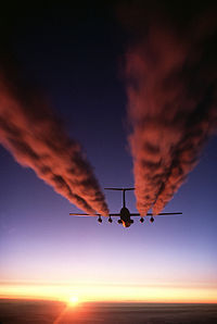 起飛時所產生的凝結雲