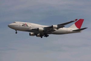 日航一架波音747-400正在溫哥華國際機場降落