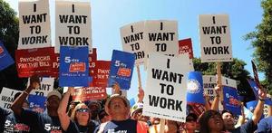 2010年8月14日美國加州失業率仍高達9.5% 8月13日， 數千民眾打著“我要工作”的標語牌在美國加利福尼亞州洛杉磯市舉行遊行示威。