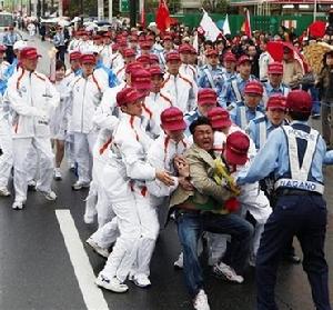 2008年，日本福清幫長野勇猛護聖火