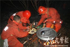 （圖）奮戰一天后，官兵們終於吃上了一口熱飯