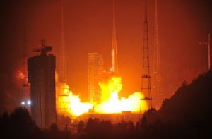 搭載著“鑫諾六號”通信廣播衛星的“長征三號乙”運載火箭在西昌衛星發射中心點火升空。