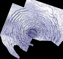 （圖）銀坑隕石坑的地形圖，根據菲利普·艾倫與西蒙·斯圖爾特的2005年地震波研究繪製