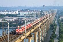 京九鐵路旅客列車在九江長江大橋行駛